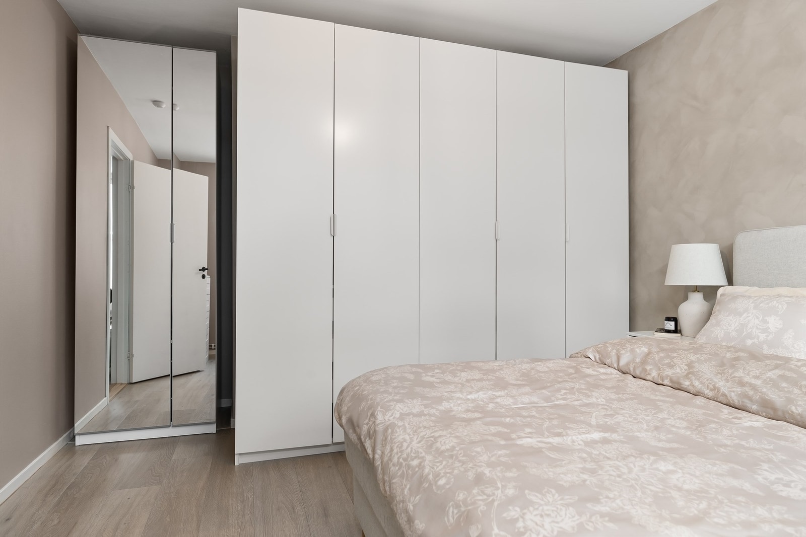 Rommets størrelse og utforming gir mer enn nok med plass til en romslig garderobeløsning Galleribilde