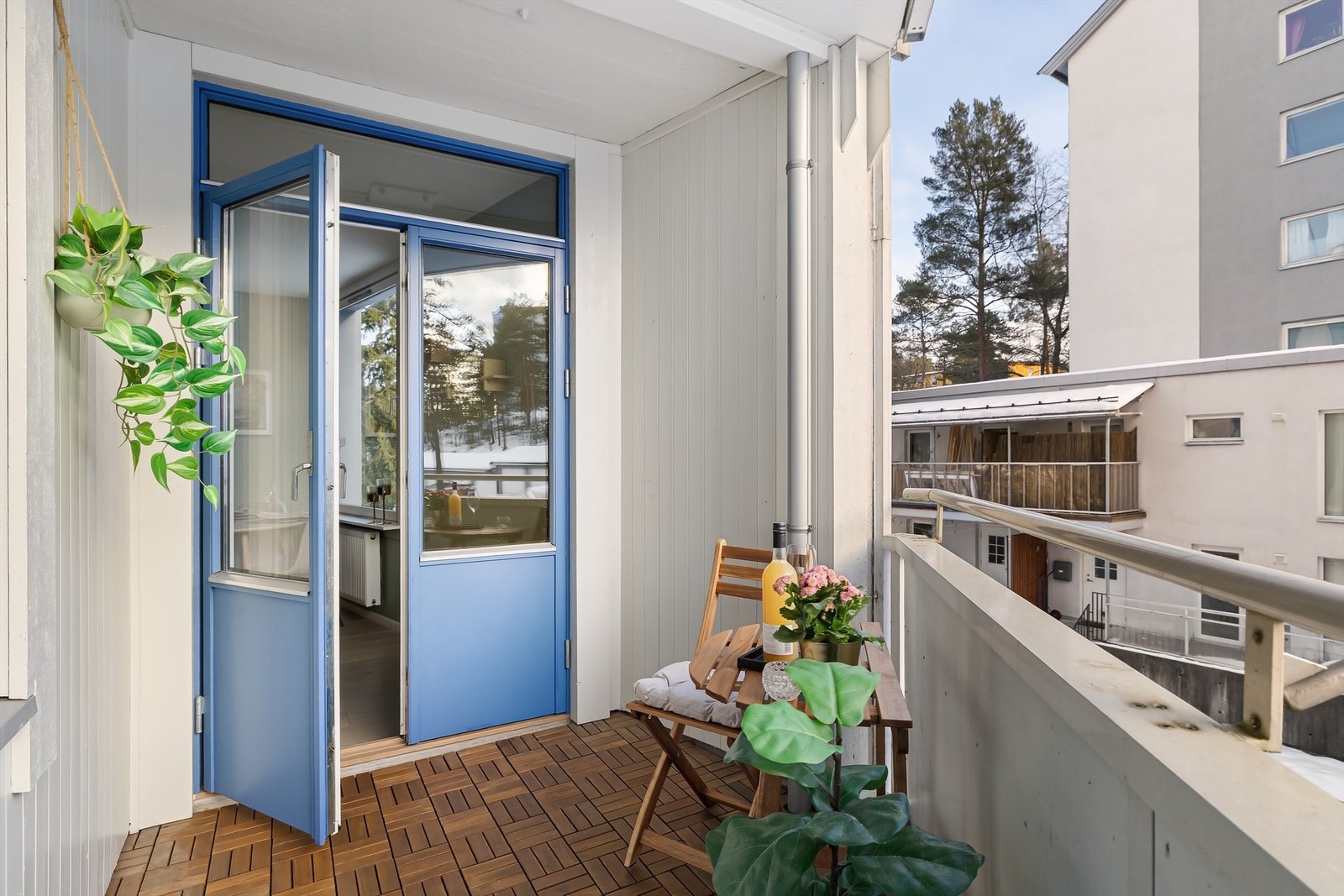 Flott balkong på 4 kvm - her kan du fint innrede med et hyggelig utebord, og ikke minst grill - det er tillat med gass- og/eller elektrisk grill på balkongene Galleribilde