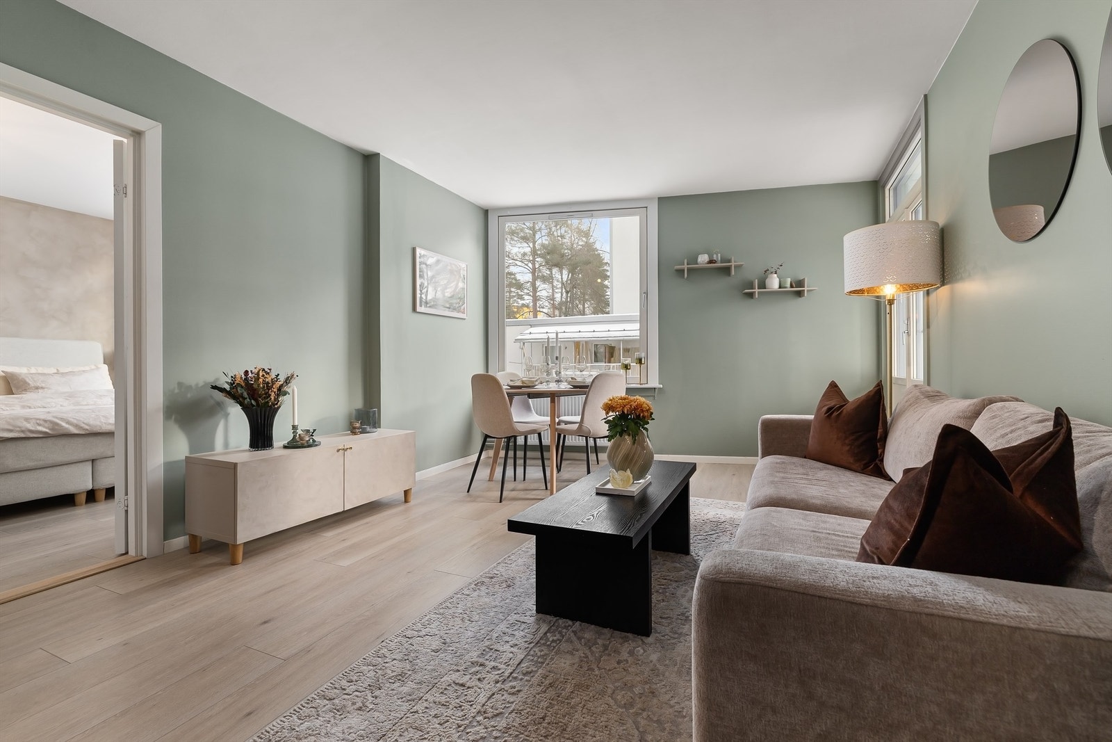 Veggflatene er malt i en behagelig grønntone, med lys laminat belagt på gulv Galleribilde