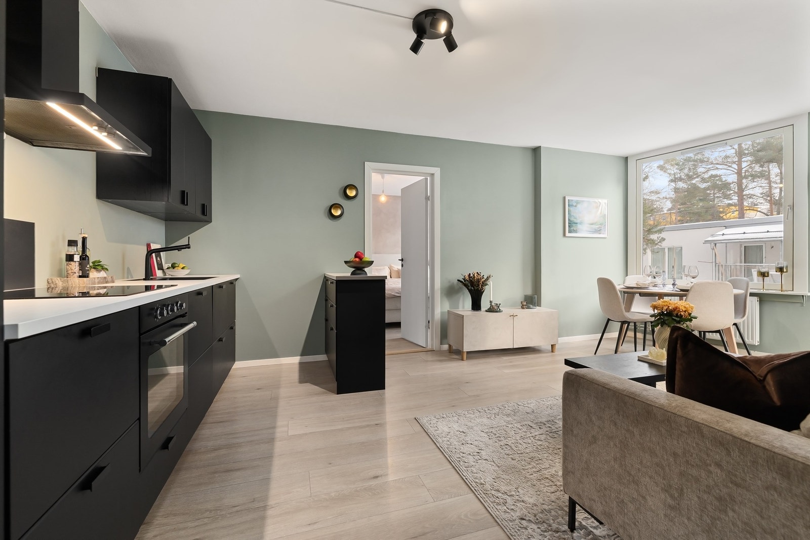 Her får du en kvadratsmart planløsning med romslige oppholdsrom og god standard etter oppussing i 2020 Galleribilde