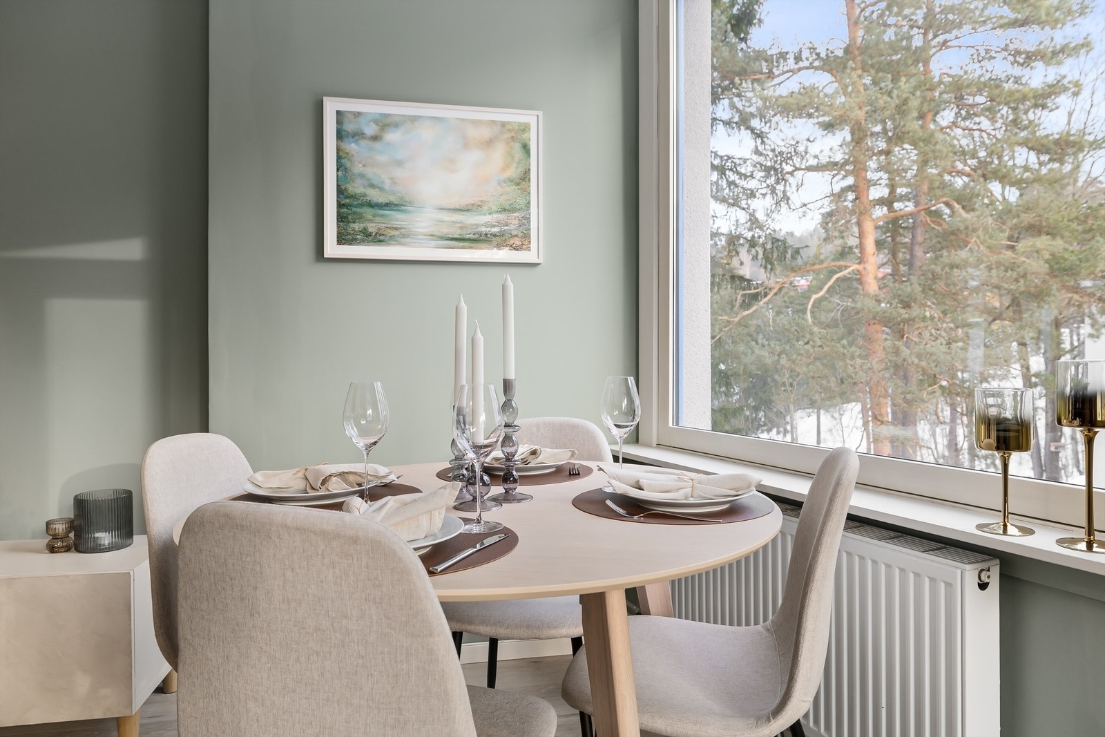 Fra stuen kan du nyte en grønn utsikt hvor du kan se både rådyr, og ekorn som leker i trærne Galleribilde