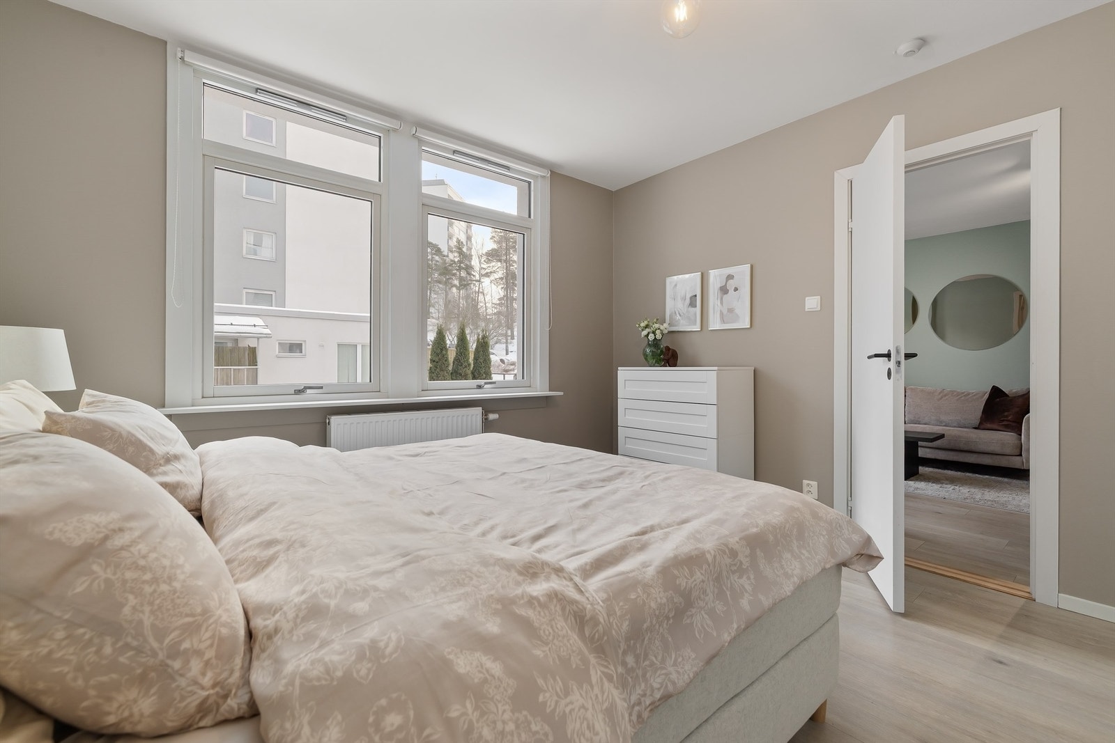 Rommet oppleves lyst og luftig med stort vindu og behagelig, lyse overflater både på vegg og gulv Galleribilde