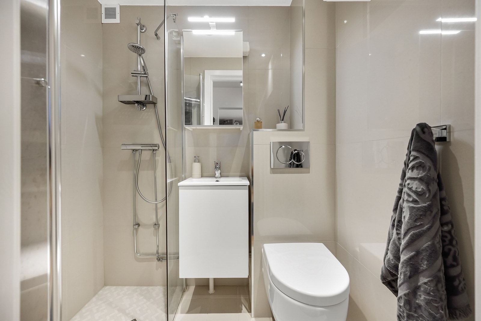 Pent bad, oppgradert med nye fliser og innredning i 2019. Opprinnelig rehabilitert i regi av borettslaget i 2002. Galleribilde