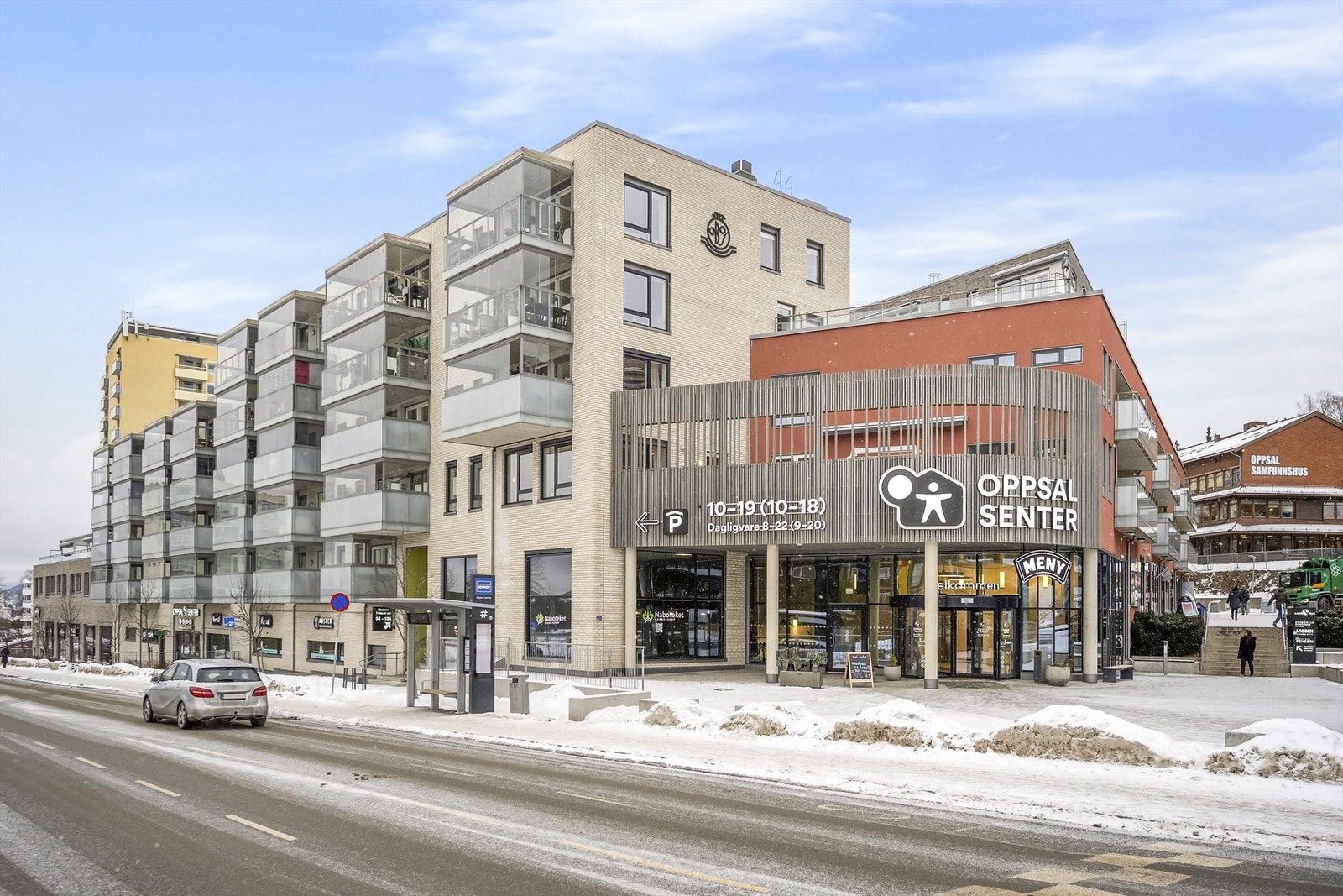 Oppsal senter med diverse forretninger ligger 3 minutter unna. Galleribilde