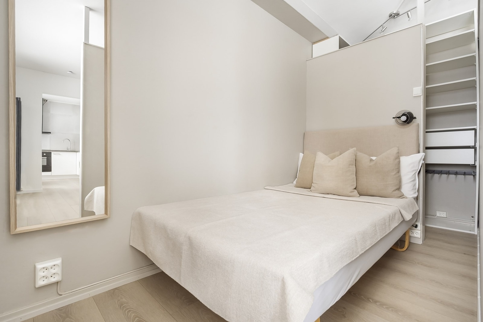 Praktisk sovealkove med walk-in garderobe. Galleribilde