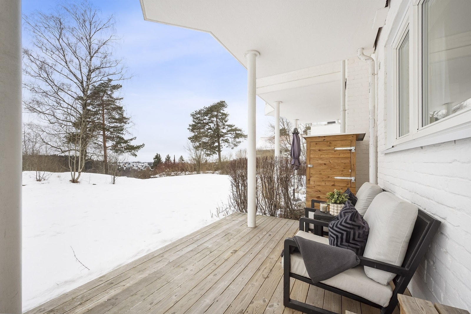 Fra stuen er det utgang til en skjermet uteplass. Galleribilde