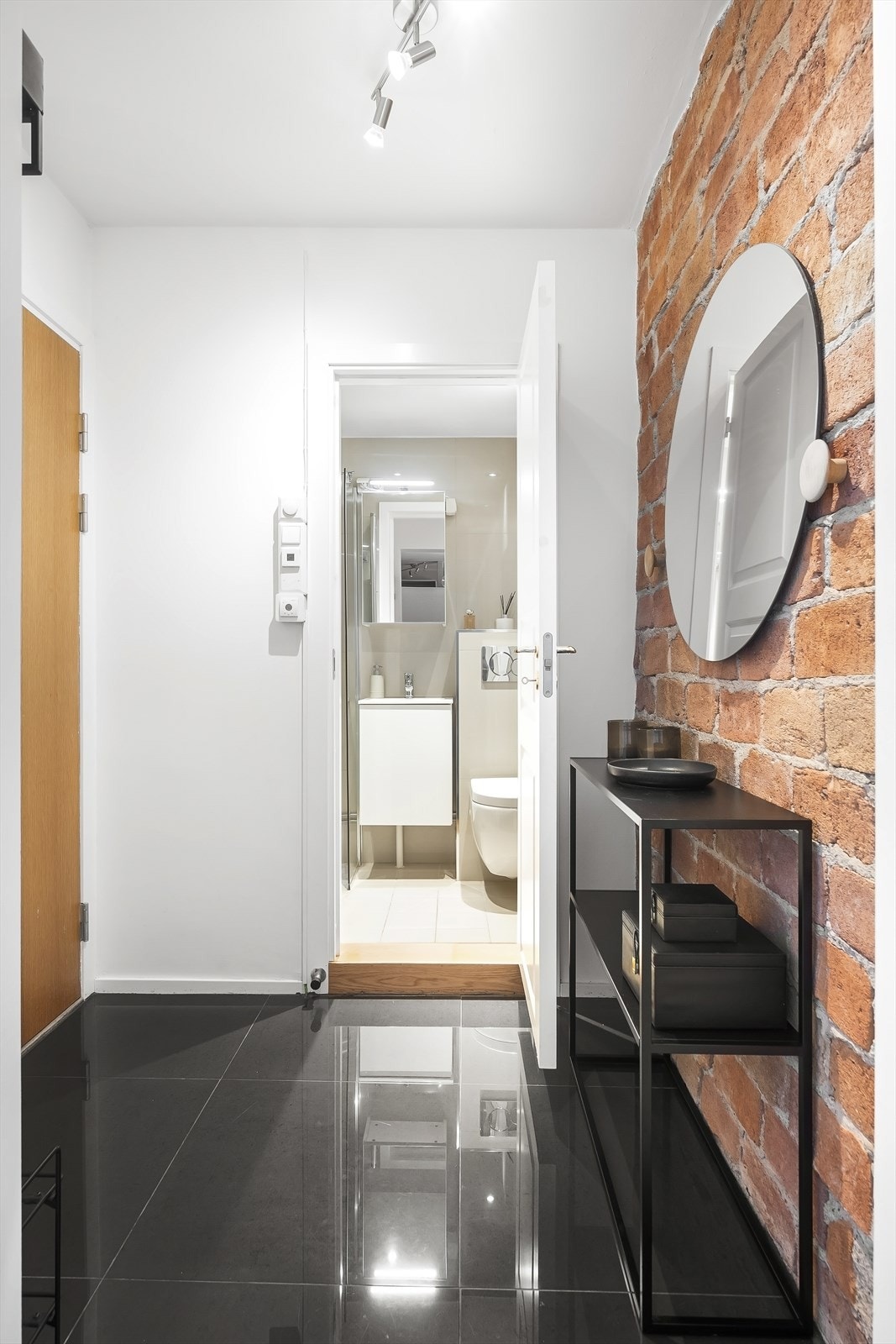 Varmekabler i gangen. Vi tar en tur inn på badet! Galleribilde