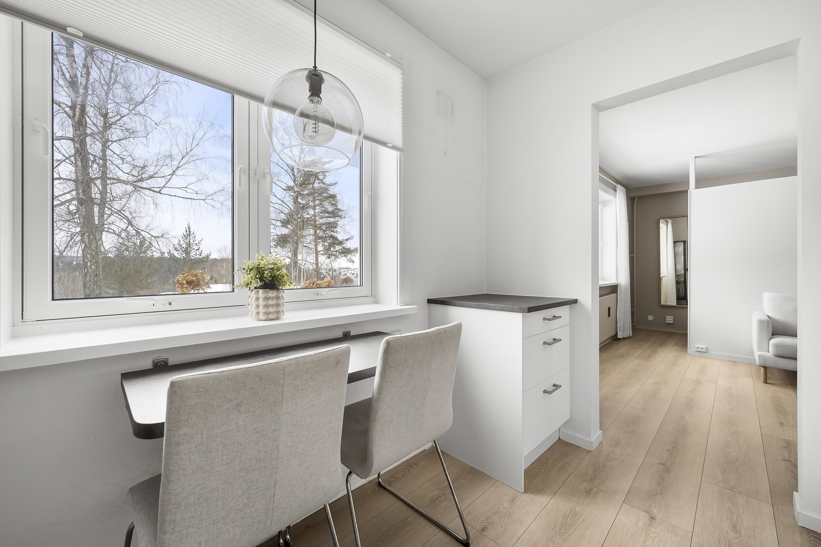 Hyggelig sitteplass med utsyn mot grøntarealer. Galleribilde