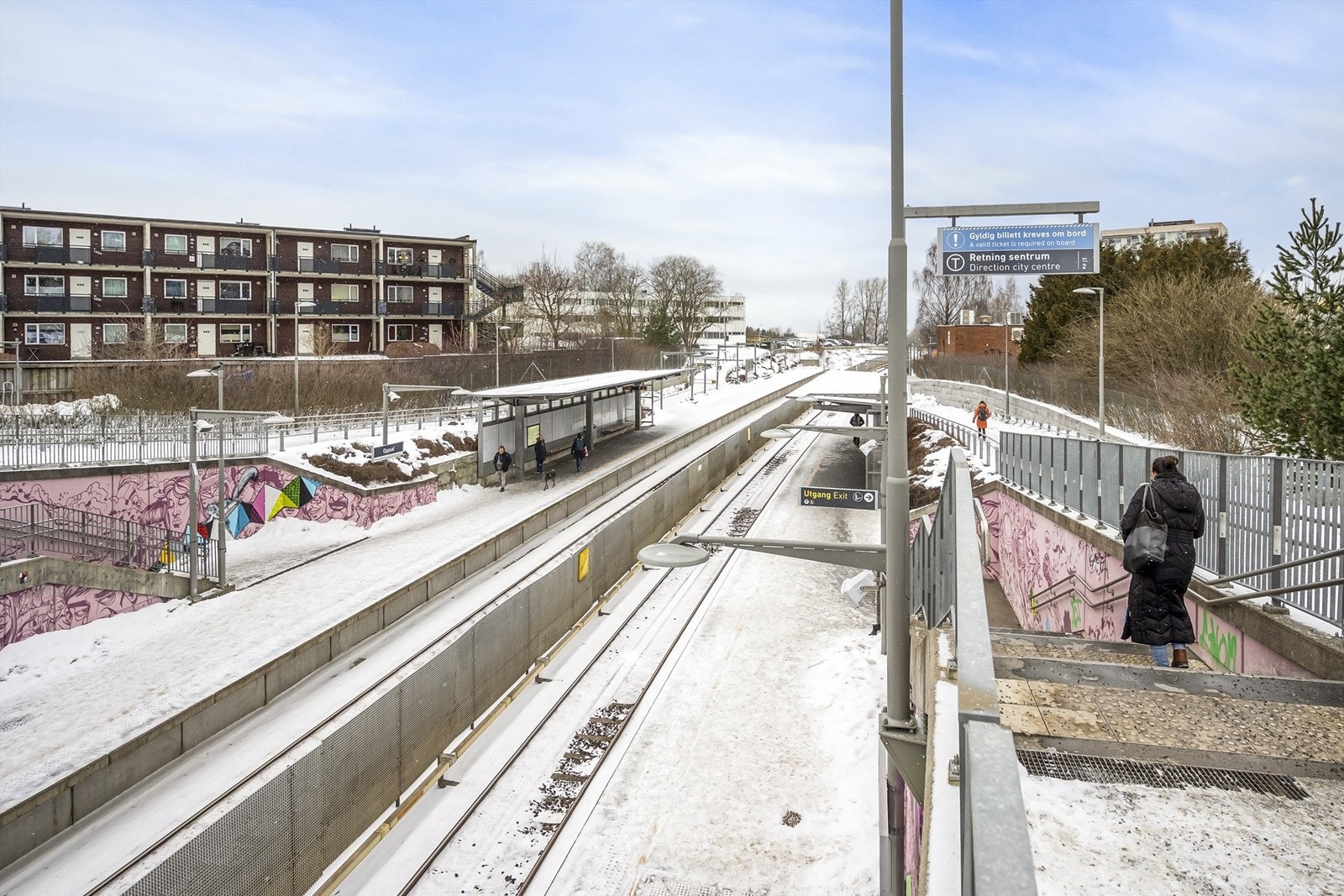 Oppsal T-bane få minutter unna. I motsatt retning er det like langt til Skøyenåsen T-bane. Galleribilde