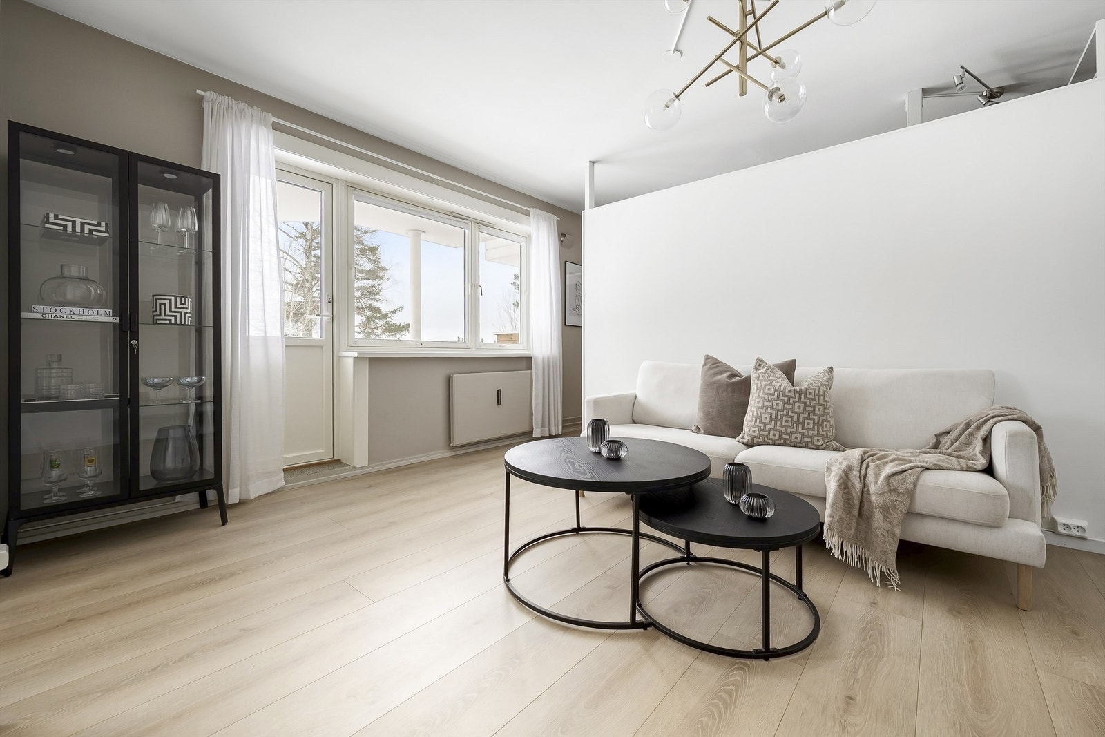 Stuen er av god størrelse, og har flere møbleringsmuligheter. Galleribilde