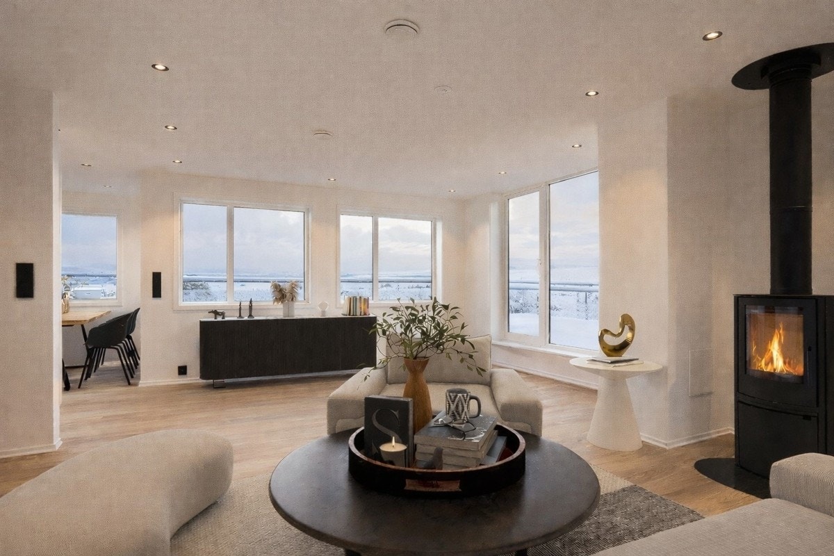 Høyere standard med smakfulle innredninger | stor takterrasse | panoramavinduer | peisovn i stuene | bergvarme | 3 airconditions / varmepumper Galleribilde