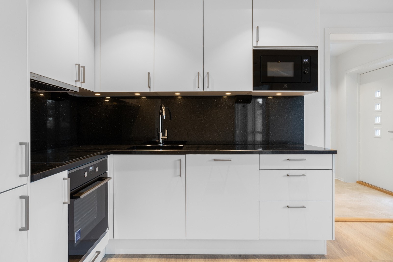 Stilfullt kjøkken i minimalistisk stil Galleribilde