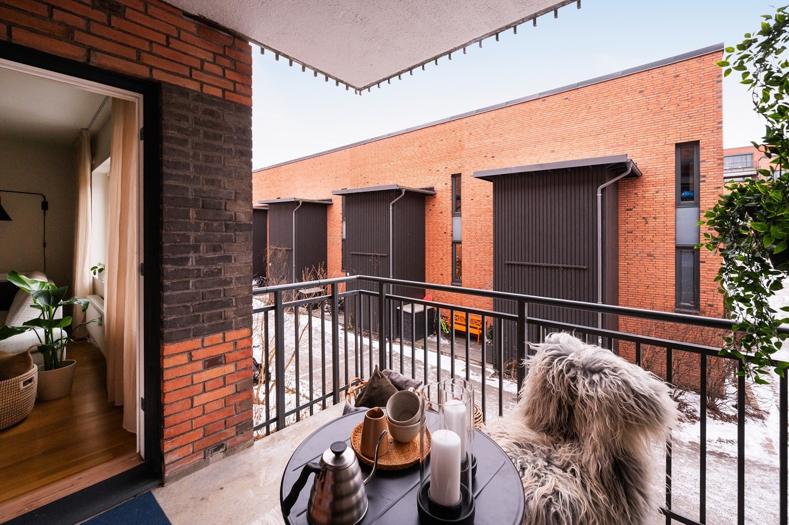 Her har man god plass til utemøblement og beplantning. Det er montert stikkontakt på vegg, belysning og varmelampe, noe som forlenger balkongsesongen betydelig. Galleribilde