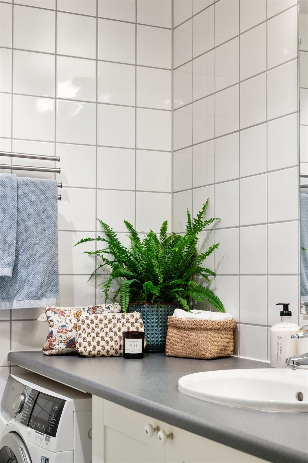 Badet har fliser på gulv med behagelig gulvvarme, fliser på vegger og malt himling med downlights. Galleribilde