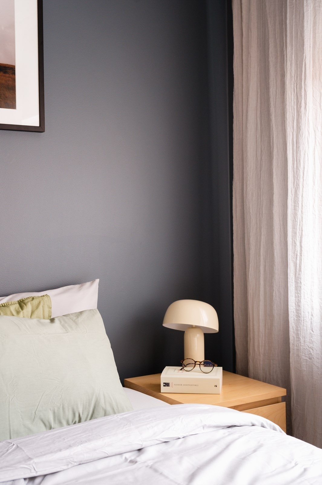 Rommet er malt i en lun og behagelig fargetone. Galleribilde