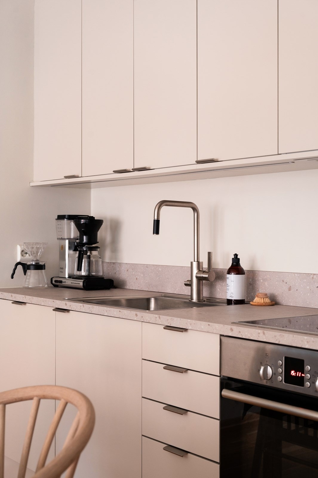 Oppgradert med nye fronter fra Sigdal, integrert kombiskap på 75 cm, nye benkeplate, ny stor vaskekum og ny kran. Galleribilde