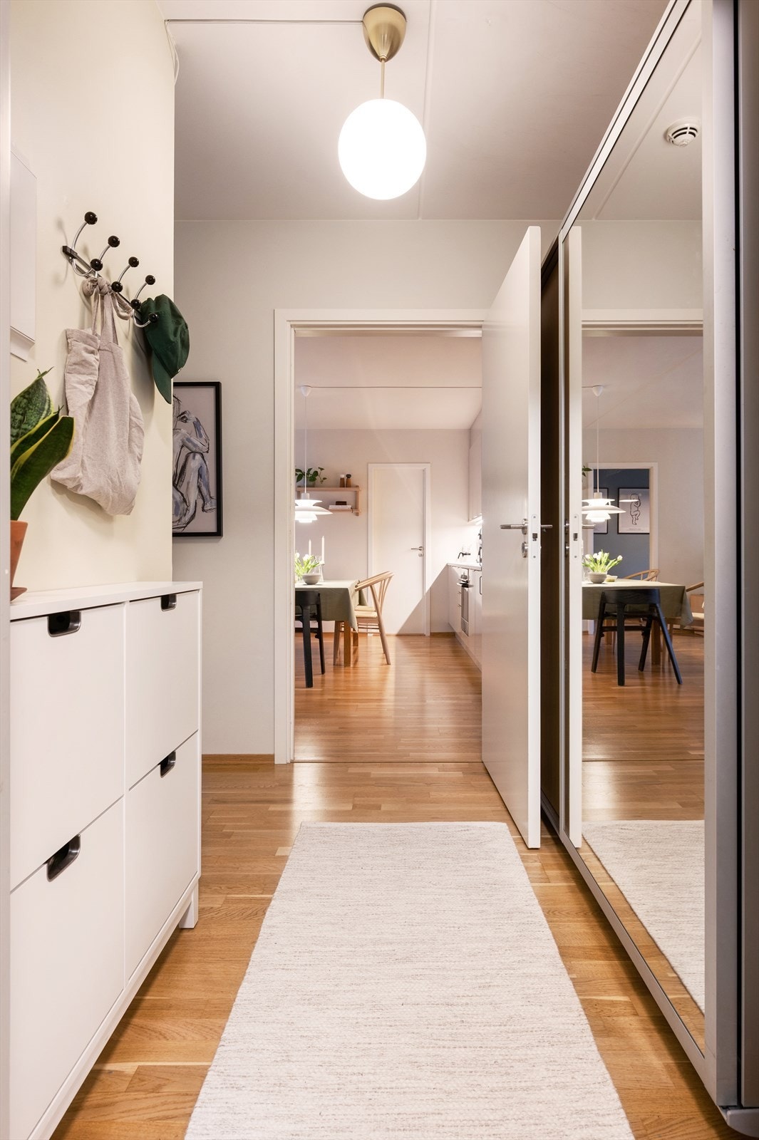 Mellomgang med stor skyvedørsgarderobe som gir rikelig med oppbevaringsplass. Galleribilde