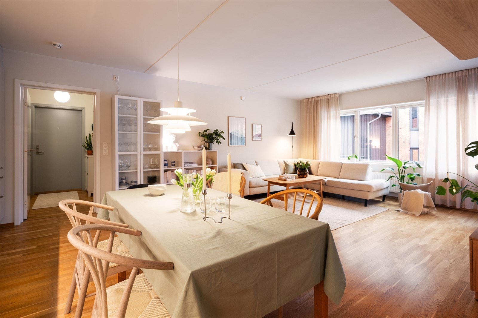 Det er også rom for et større spisebord for hyggelig middagsselskaper. Galleribilde