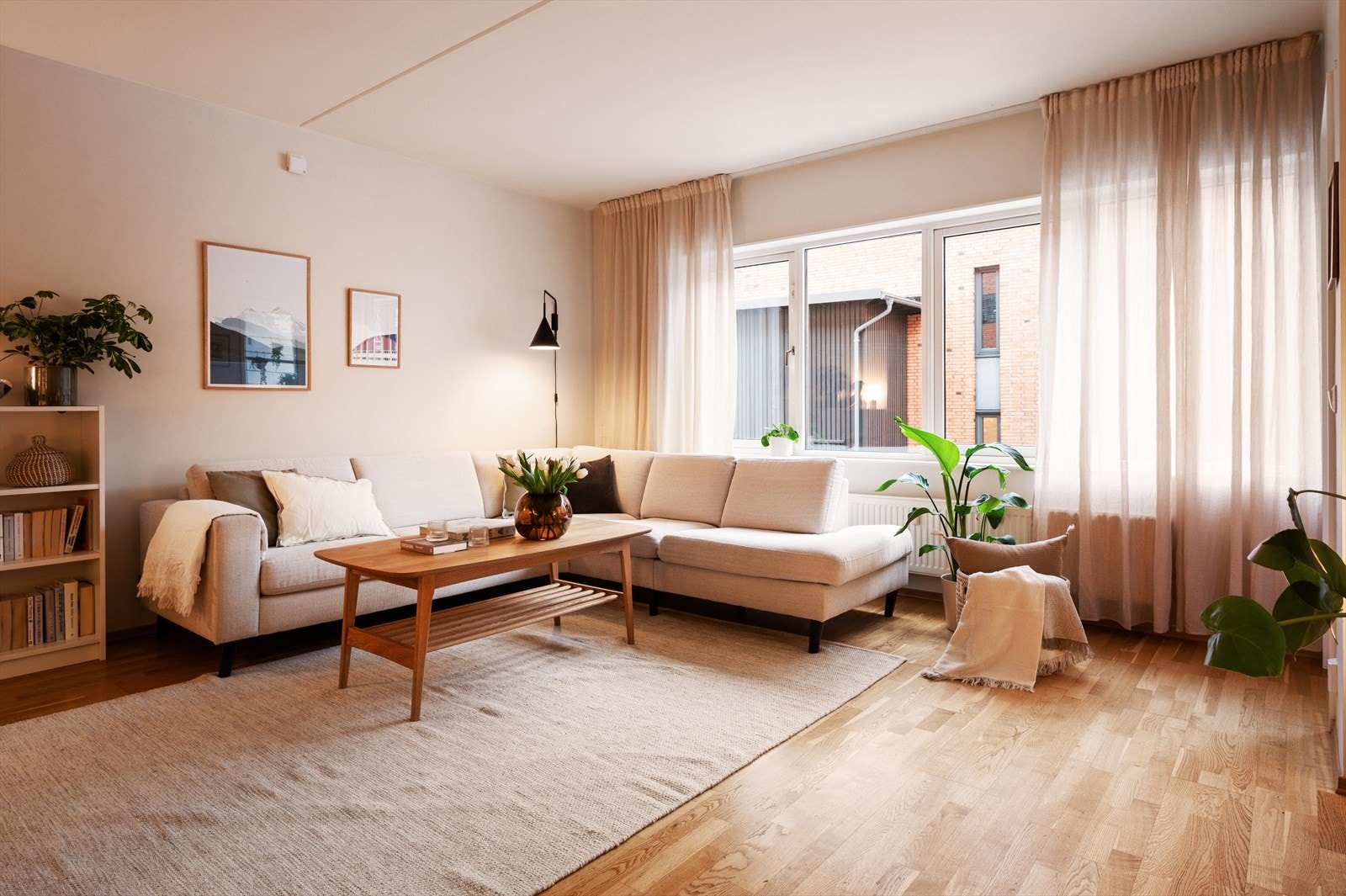 Leiligheten har en gjennomtenkt og åpen planløsning som gir gode møbleringsmuligheter og rikelig med naturlig lys. Galleribilde