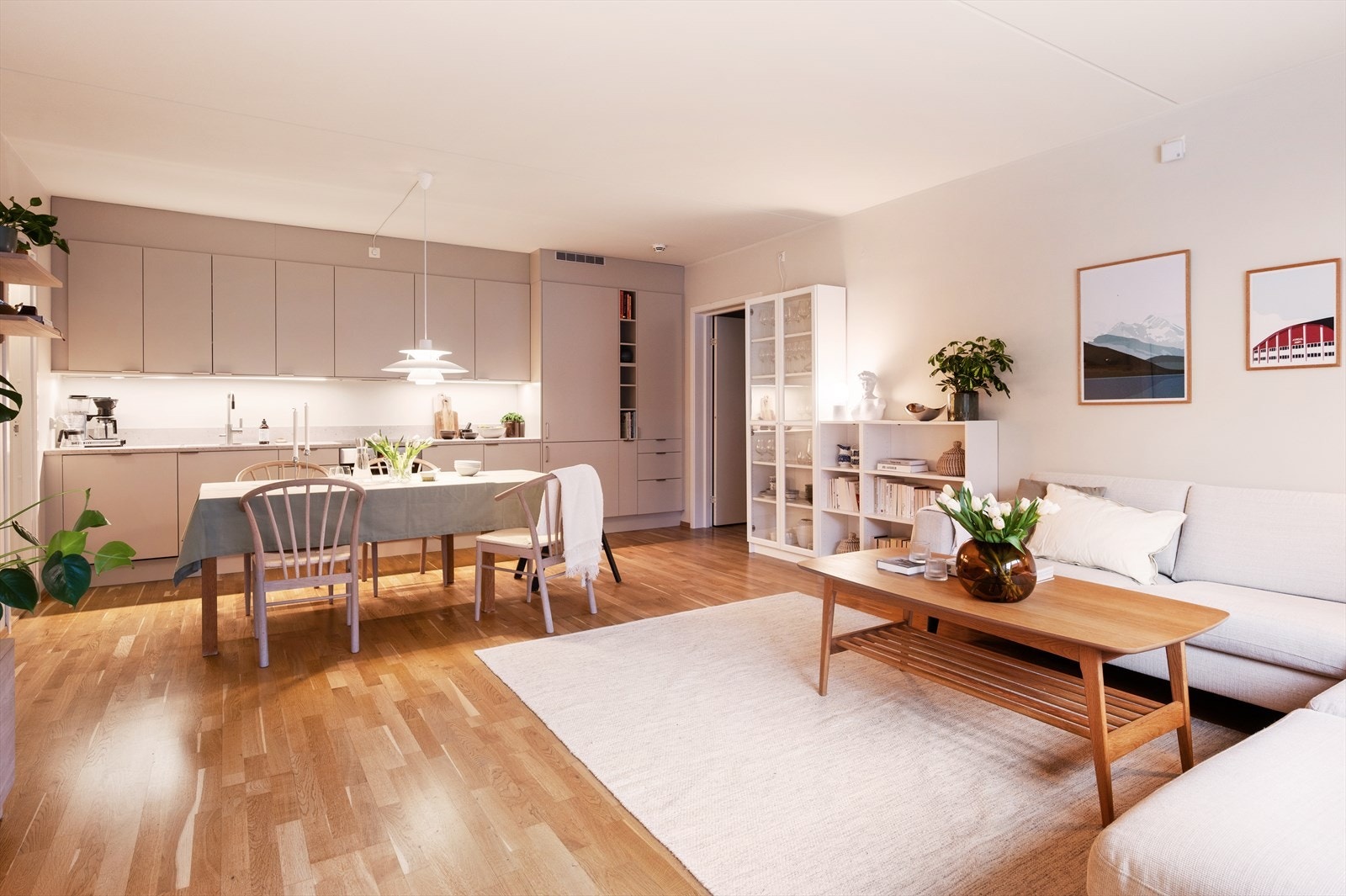 Stuen er malt i lyse og moderne fargetoner, og har en åpen løsning mot kjøkkenet som gir en luftig og sosial atmosfære. Galleribilde