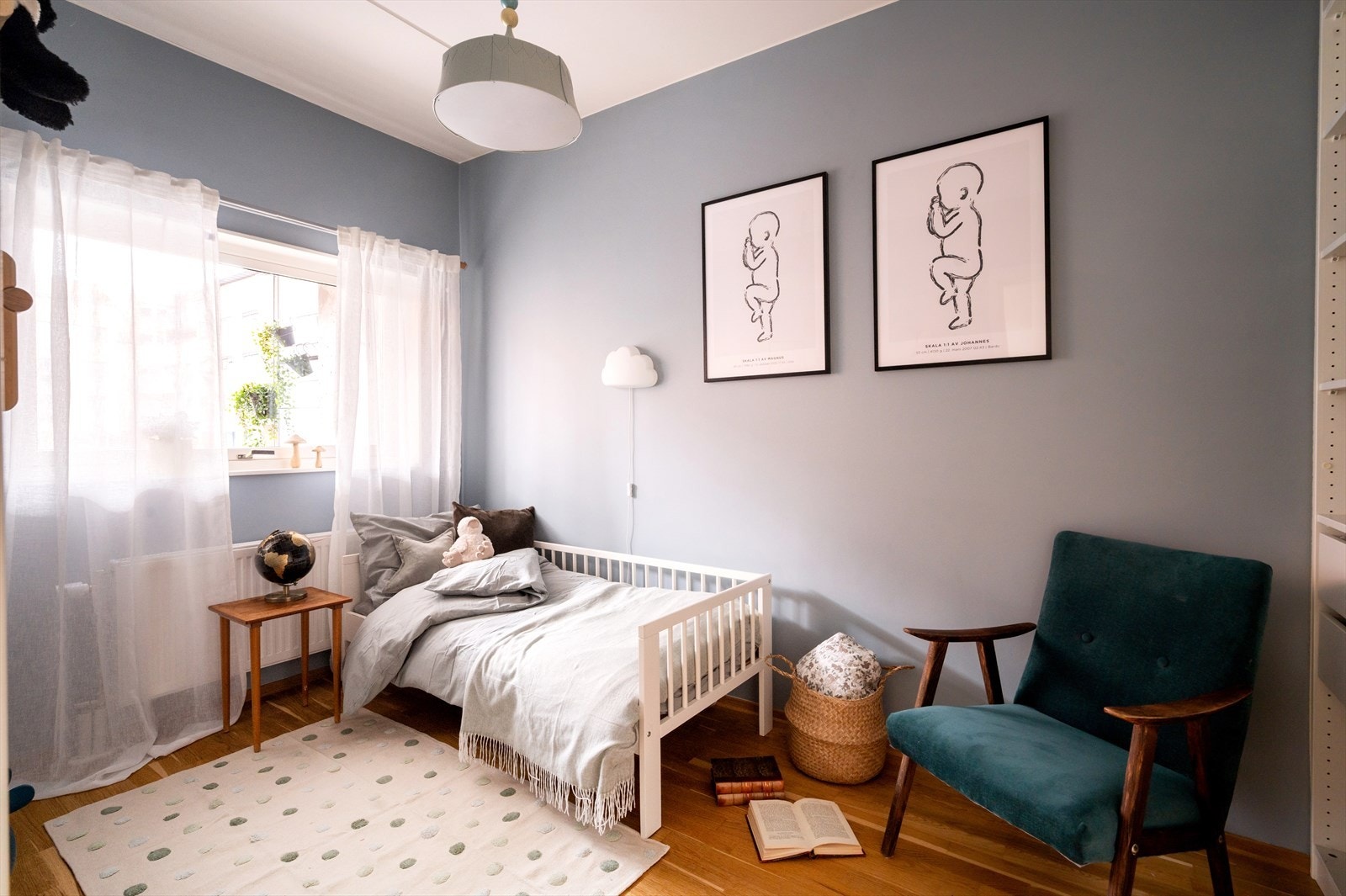 Soverom vendt mot indre gårdsrom med vindu mot balkong. God plass til seng, nattbord, kontorpult eller garderobeskap. Galleribilde