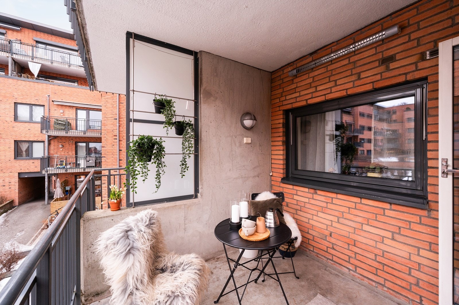 Overbygget og trivelig balkong på ca. 6 kvm, vendt mot et rolig indre gårdsrom. Galleribilde