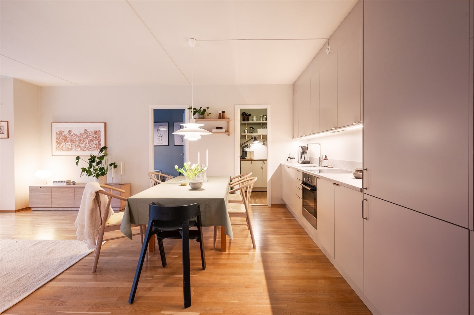 Like ved kjøkkenet er det innvendig bod / spisskammers - praktisk for lagring av kjøkkengjenstander og annet Galleribilde