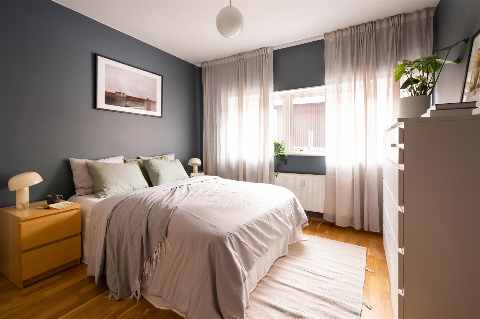 Hovedsoverommet er romslig og har god plass til dobbeltseng, nattbord og kommode / kontorpult. Galleribilde