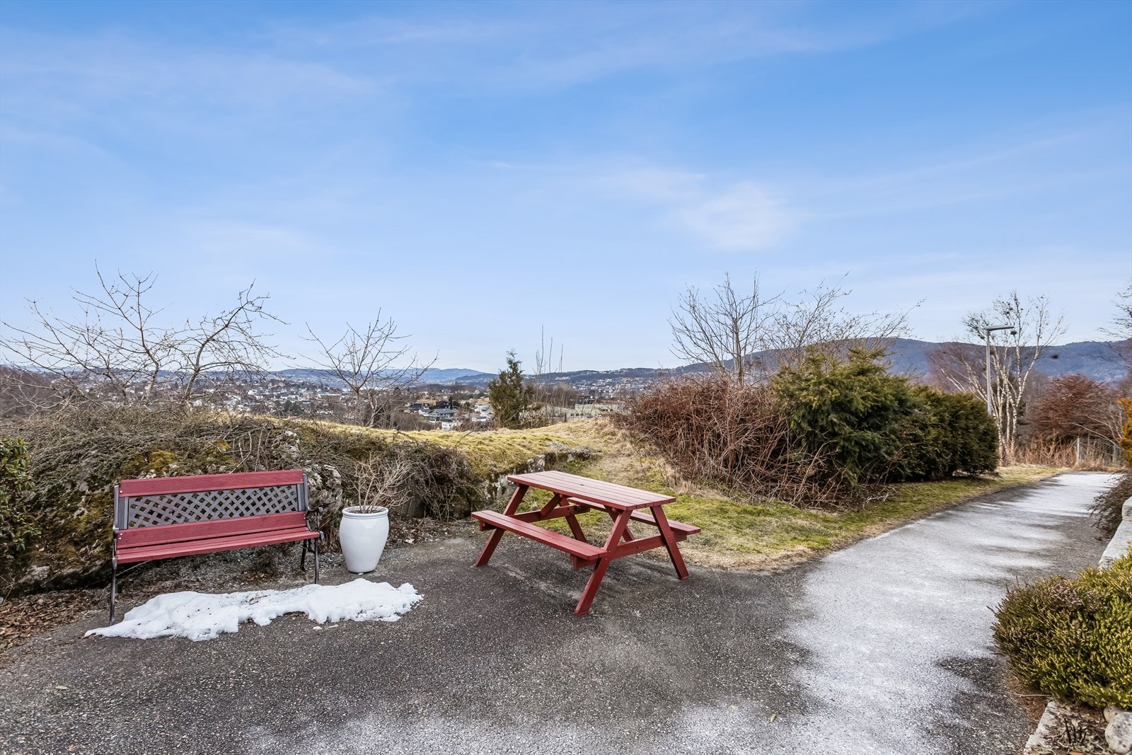 Trekk pusten, nyt solen og utsikten! Galleribilde