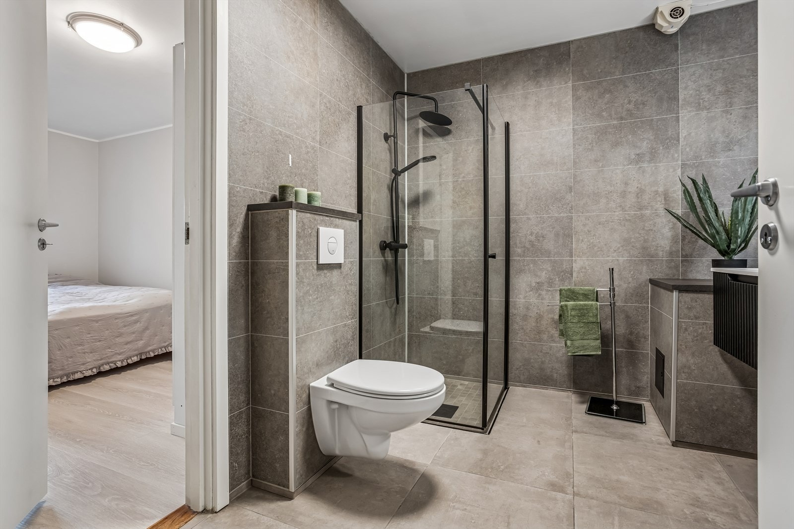 Enkel tilkomst fra hovedsoverom og gang. Galleribilde