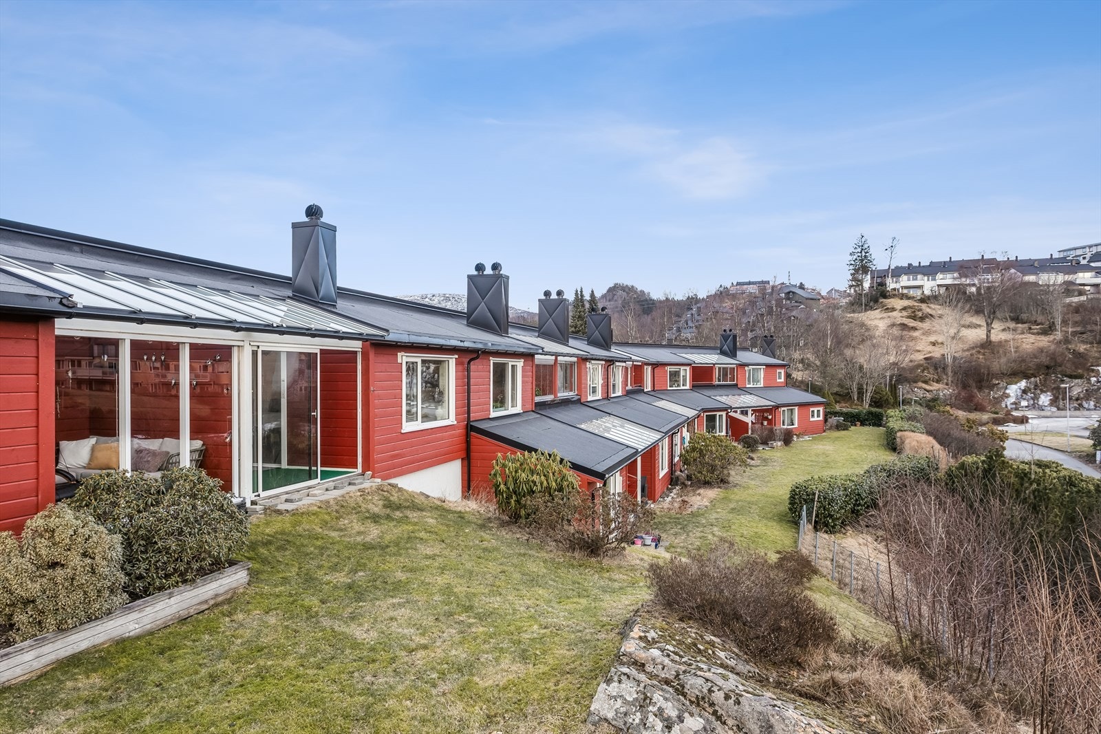 Ingen under og ingen over. Leiligheten er nest ytterst i rekken. Galleribilde