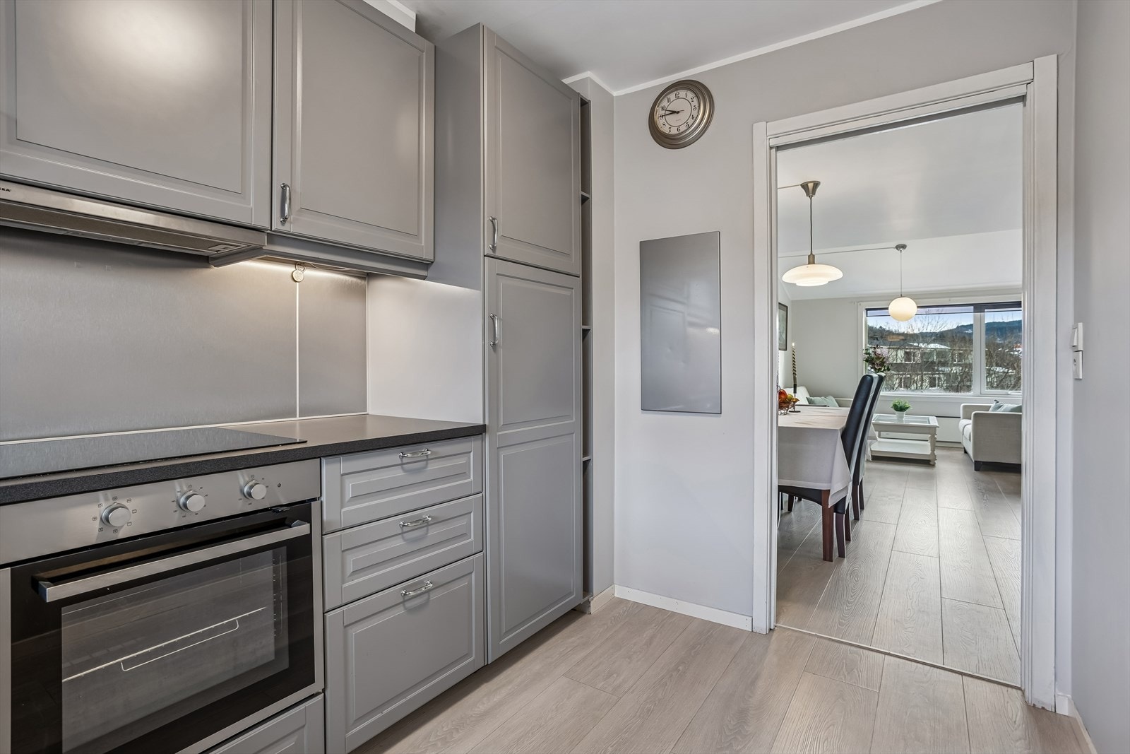 Man kan også få plass til et lite kjøkkenbord. Skyvedør mellom kjøkken og stue ønsker man å glemme rote litt. Galleribilde