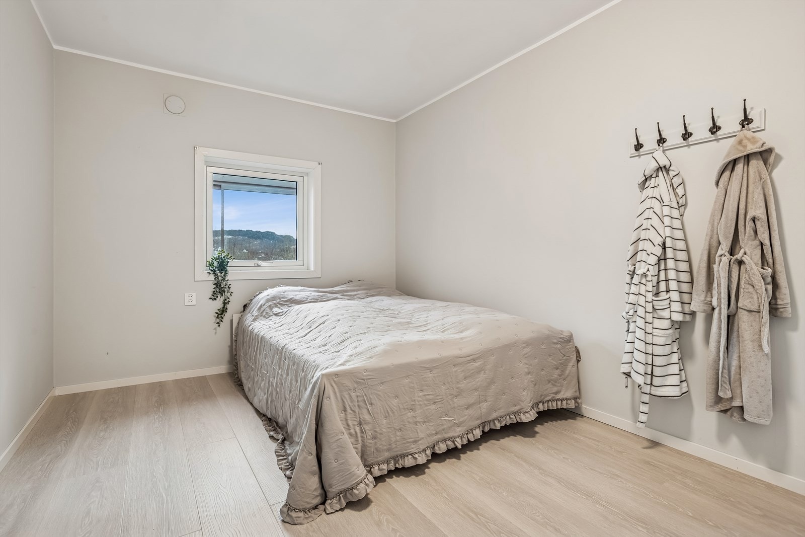 Hovedsoverommet er av god størrelse og er innredet med garderobeskap. Galleribilde