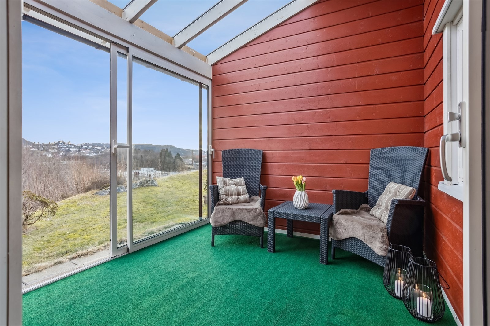 Lys, innglasset terrasse med naturskjønn utsikt. Et herlig sted uansett vær. Borettslaget har også fellesareal hvor de siste soltimene kan nytes. Galleribilde