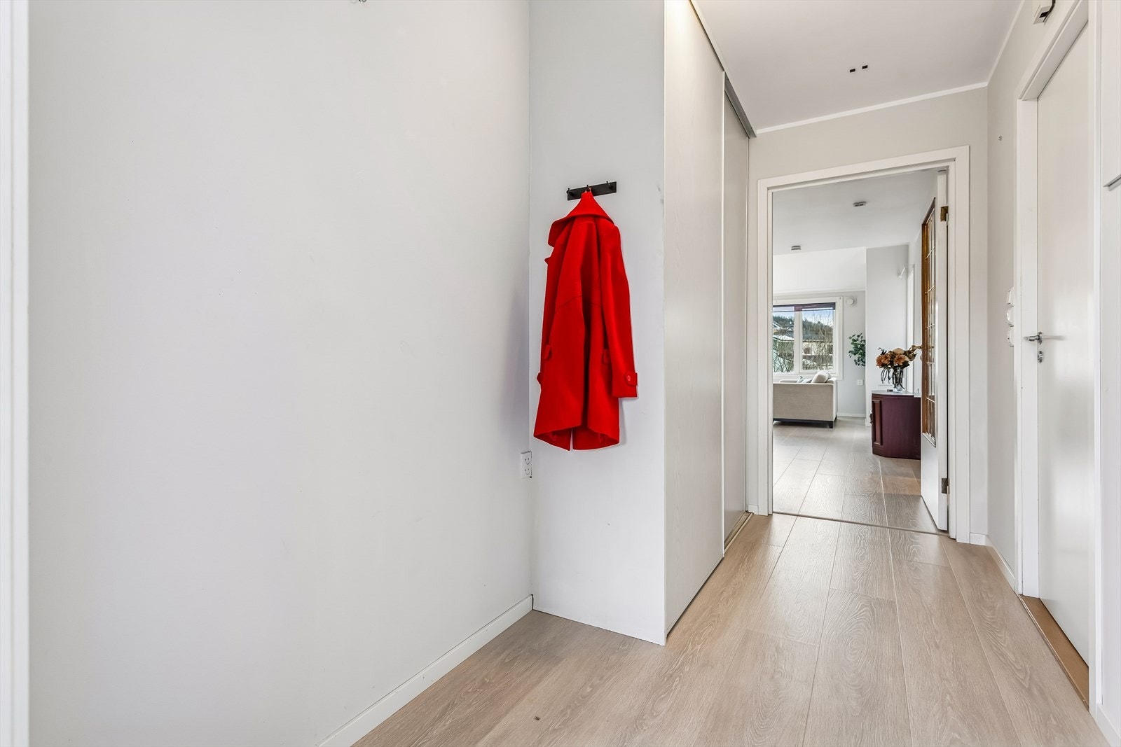 En god entrè innredet med skyvedørsgarderobe og mulighet for ytterligere klesoppheng og skoskap. Galleribilde