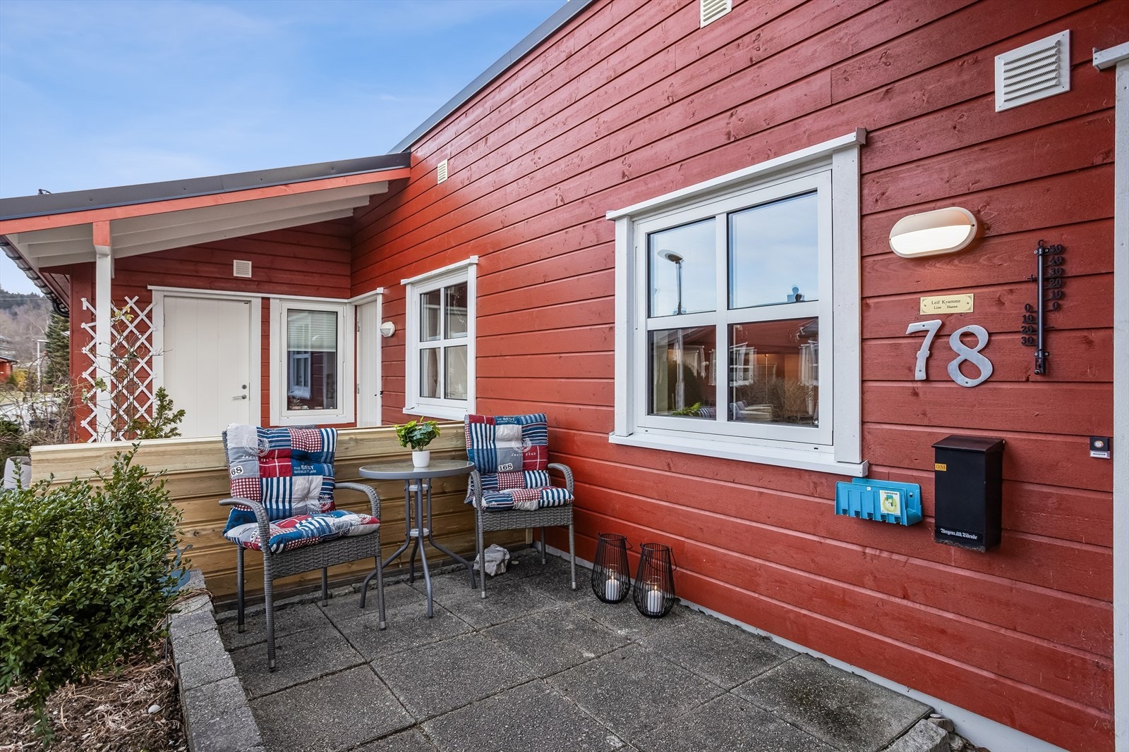 Ved inngangspartiet vil kveldssolen være. Noen har plantekasser her, eller man kan gjøre det enkelt med solstol, bord og noe godt i glasset... Galleribilde