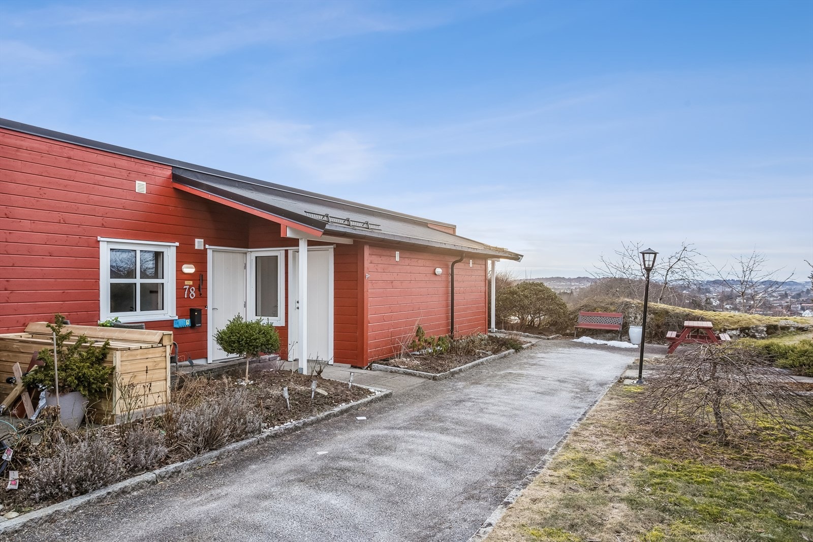 Leiligheten er nest ytterst i rekken, og ved inngangspartiet er det egen bod. I tillegg har man bod ved garasjeanlegget. Da går man gangveien til høyre. Galleribilde