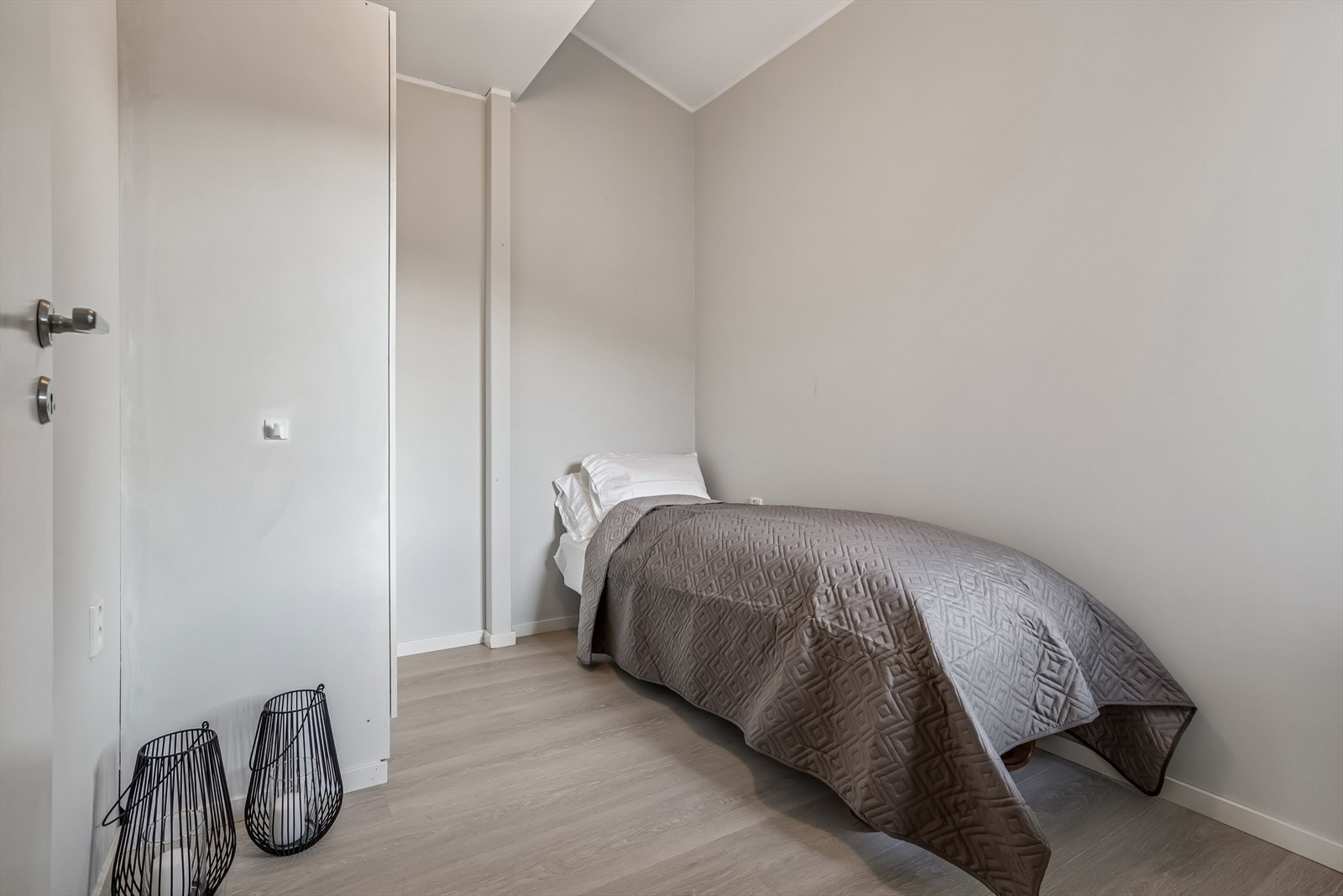 Soverom 2 har adkomst fra gangen. Det også har garderobeskap og er malt i en lys fargetone. Galleribilde