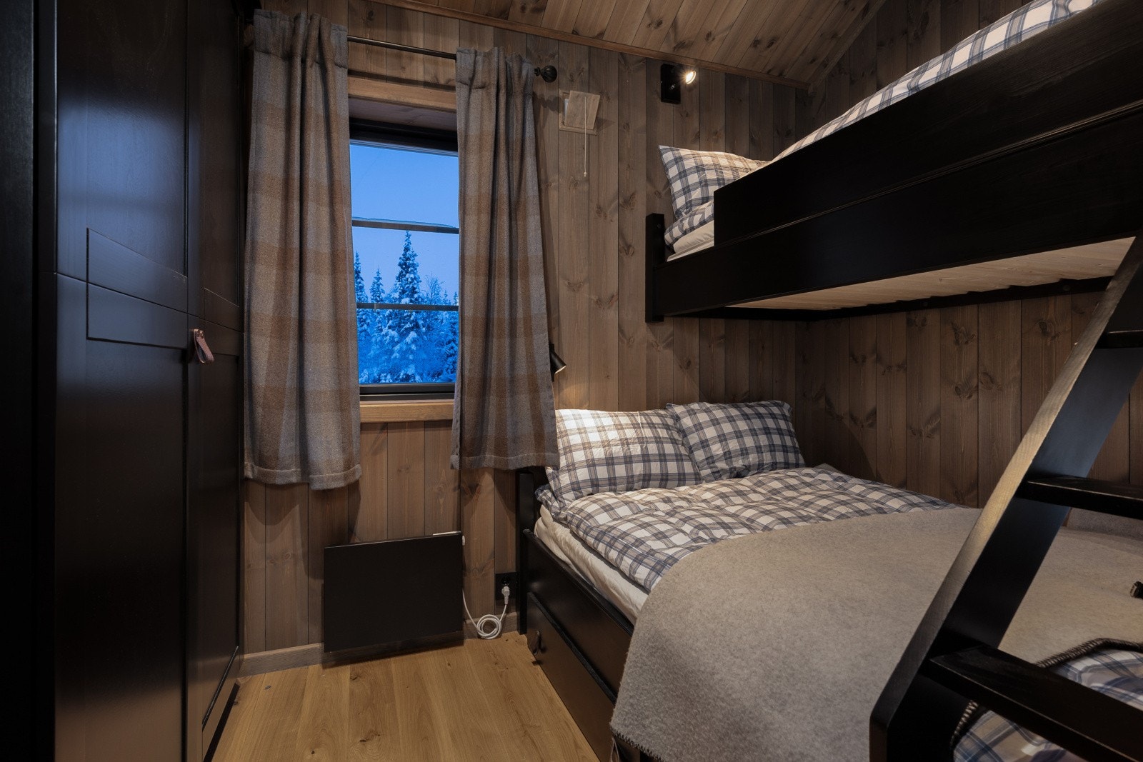 Soverom 4 med plassbygget garderobe og familiekøye med skuffer under seng for oppbevaring. Galleribilde