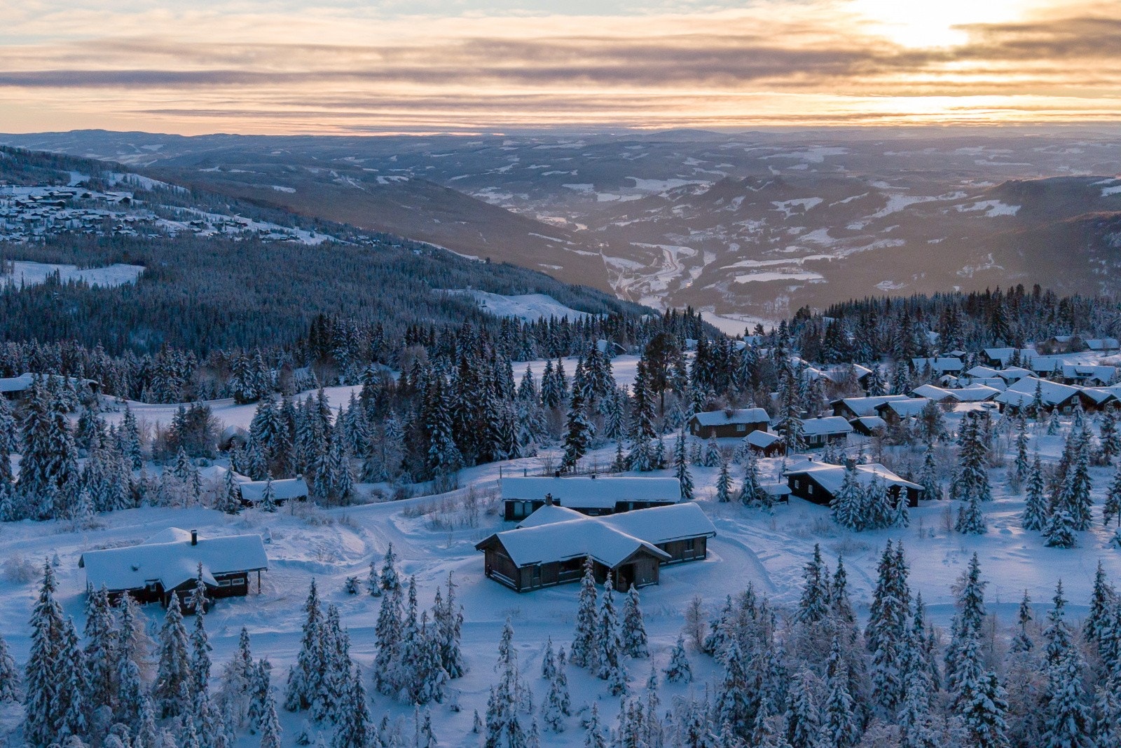 Idylliske Lisetra har fantastisk utsikt utover Gudbrandsdalen, fjellområdene vestover, mot Mosetertoppen og Hafjelltoppen. Galleribilde