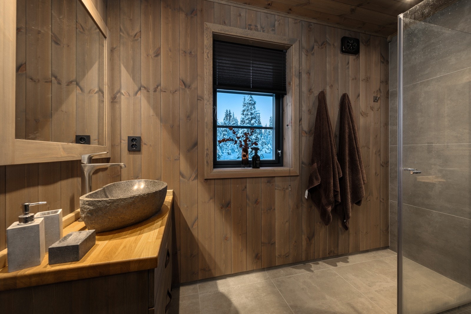 Badene er i lik utførelse som resten av hytta og med flislagt gulv og behagelig gulvvarme som gir god komfort året rundt. Galleribilde