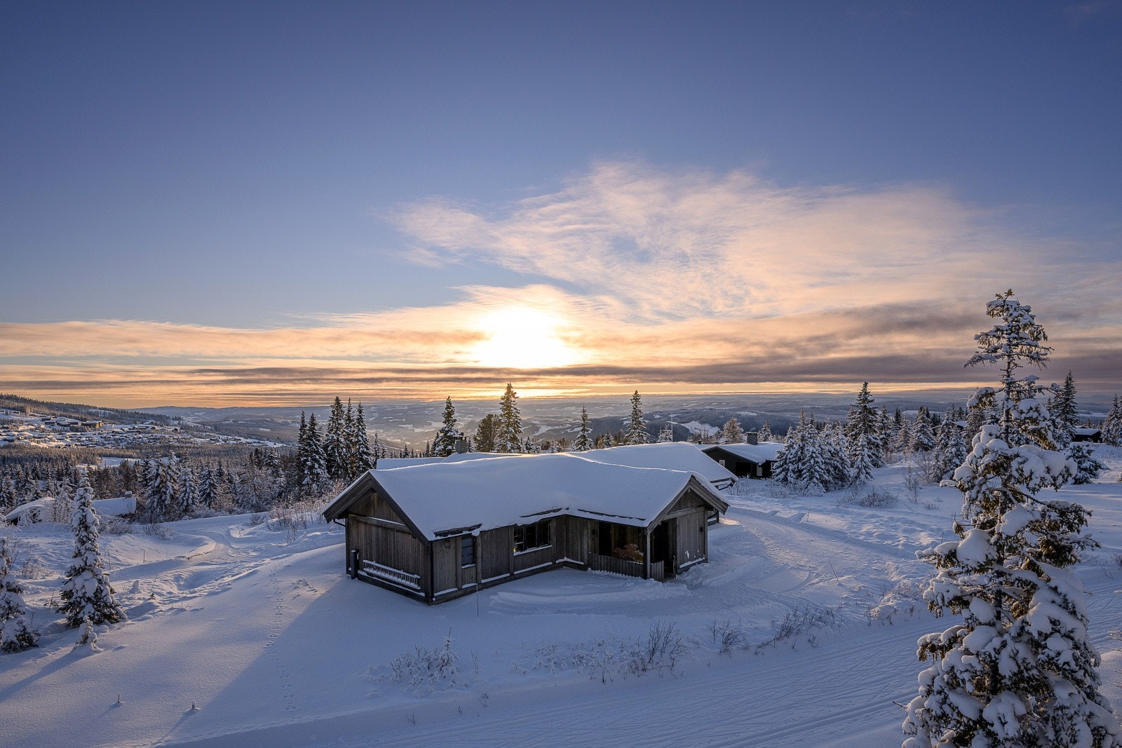Hytta ligger helt øverst på hyttefeltet Lisetra, rett ved Hafjell i Øyer kommune. Lisetra er på samme høyde, men litt nord for Mosetertoppen. Galleribilde