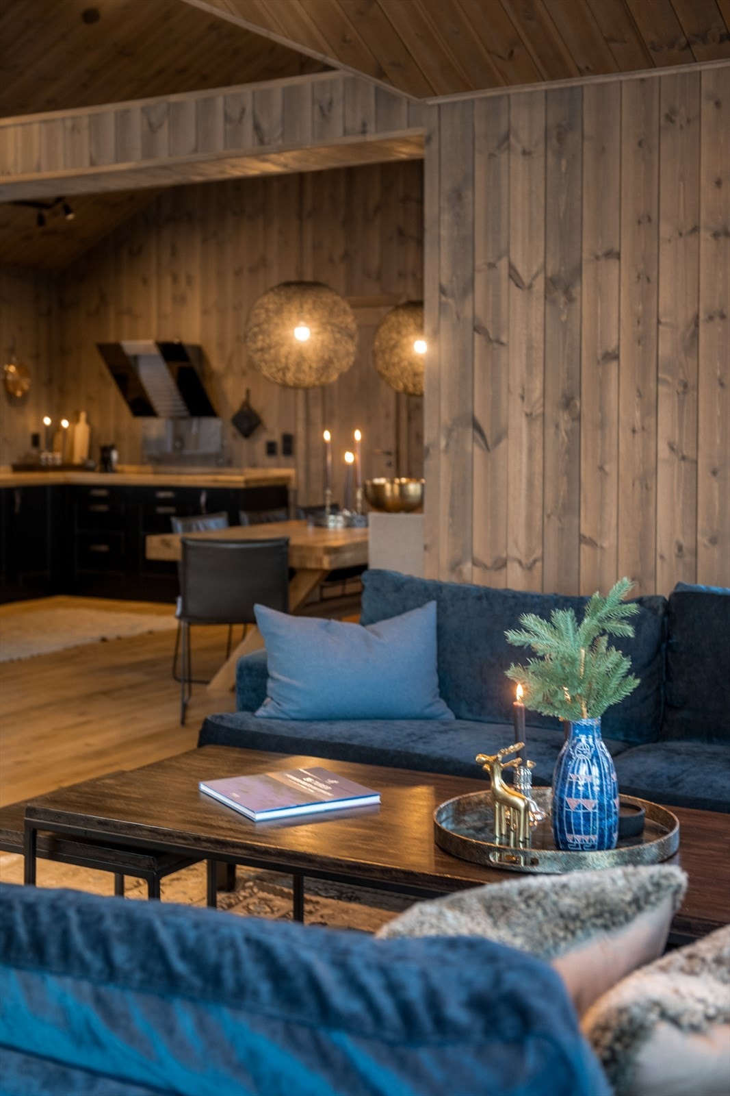 Hytta er oppført i 2017 og måler 147 kvm (internt bruksareal) og har planløsning på ett plan med plass til hele familien. Galleribilde