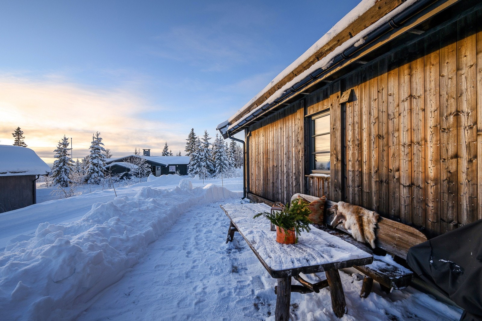 Hytta har uteplasser på begge sider av stue-delen. Her kan man nyte sol hele dagen! Her er det bilde av uteplassen mot vest. Galleribilde
