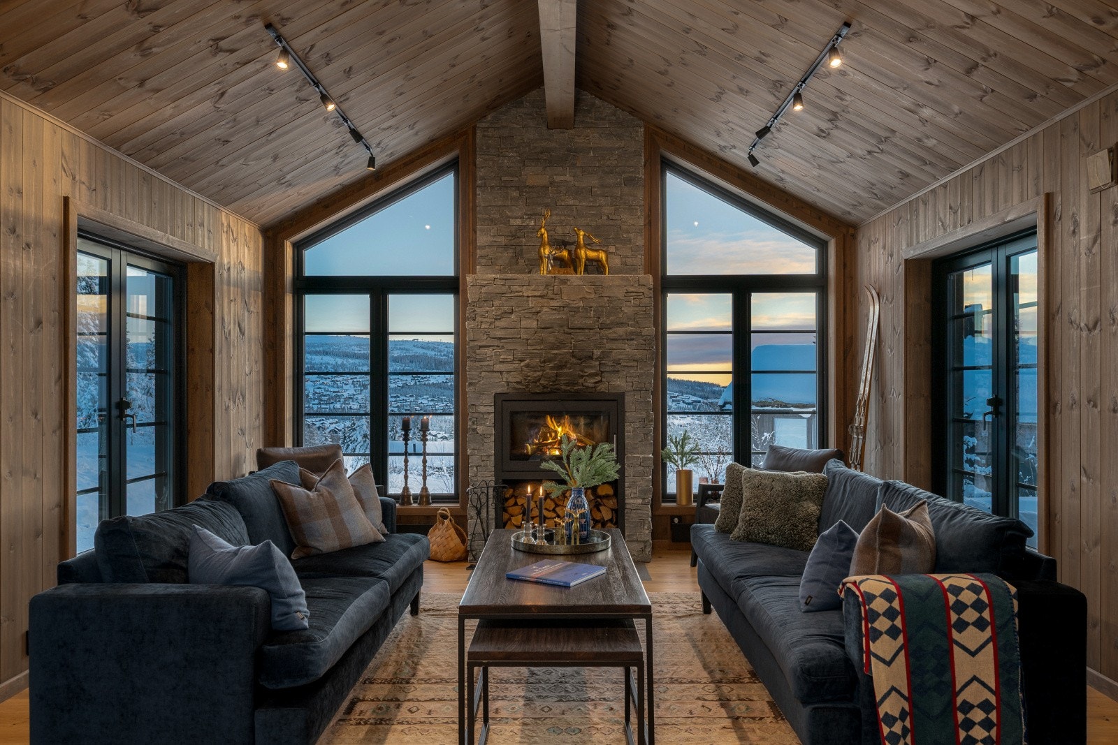 Høghaugvegen 9 er en svært tiltalende og lekker fritidseiendom hvor lite er overlatt til tilfeldighetene. Galleribilde