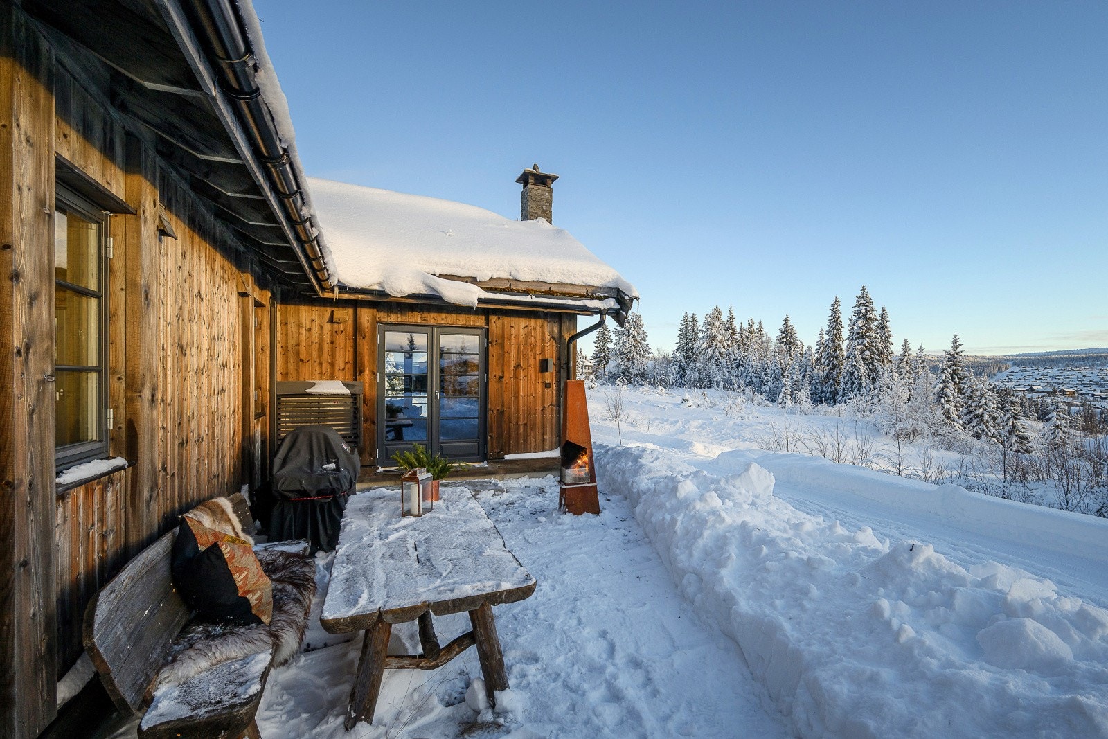 Hytta har en solrik beliggenhet med uteplasser på begge sider av hytten. Tomten byr på nydelig utsikt mot Mosetertoppen og Hafjelltoppen. Galleribilde