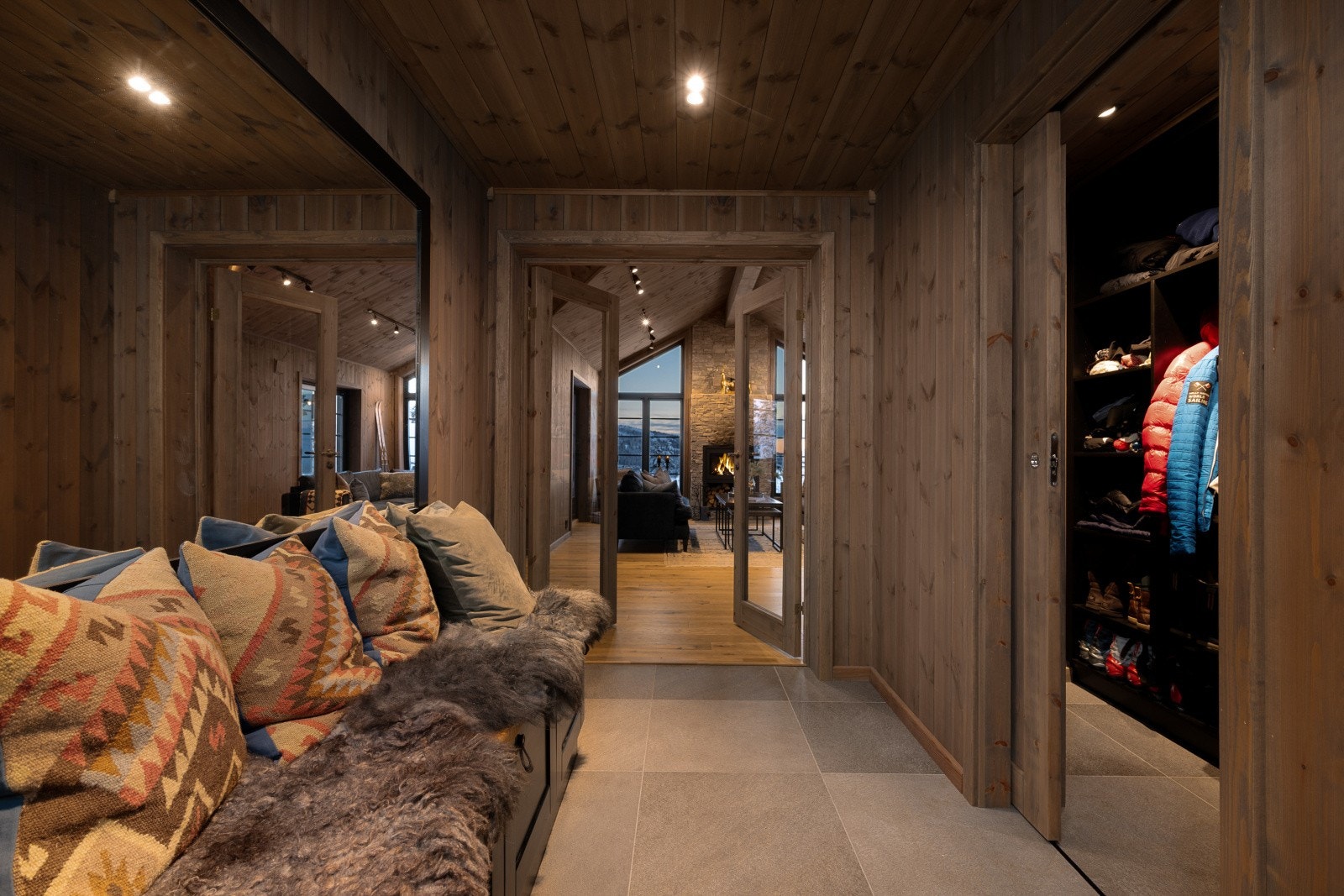 Man ønskes velkommen inn i en meget innbydende og romslig entré, hvor alt av ytterklær og sko skjules bak skyvedør for et rent og innbydende uttrykk. Galleribilde