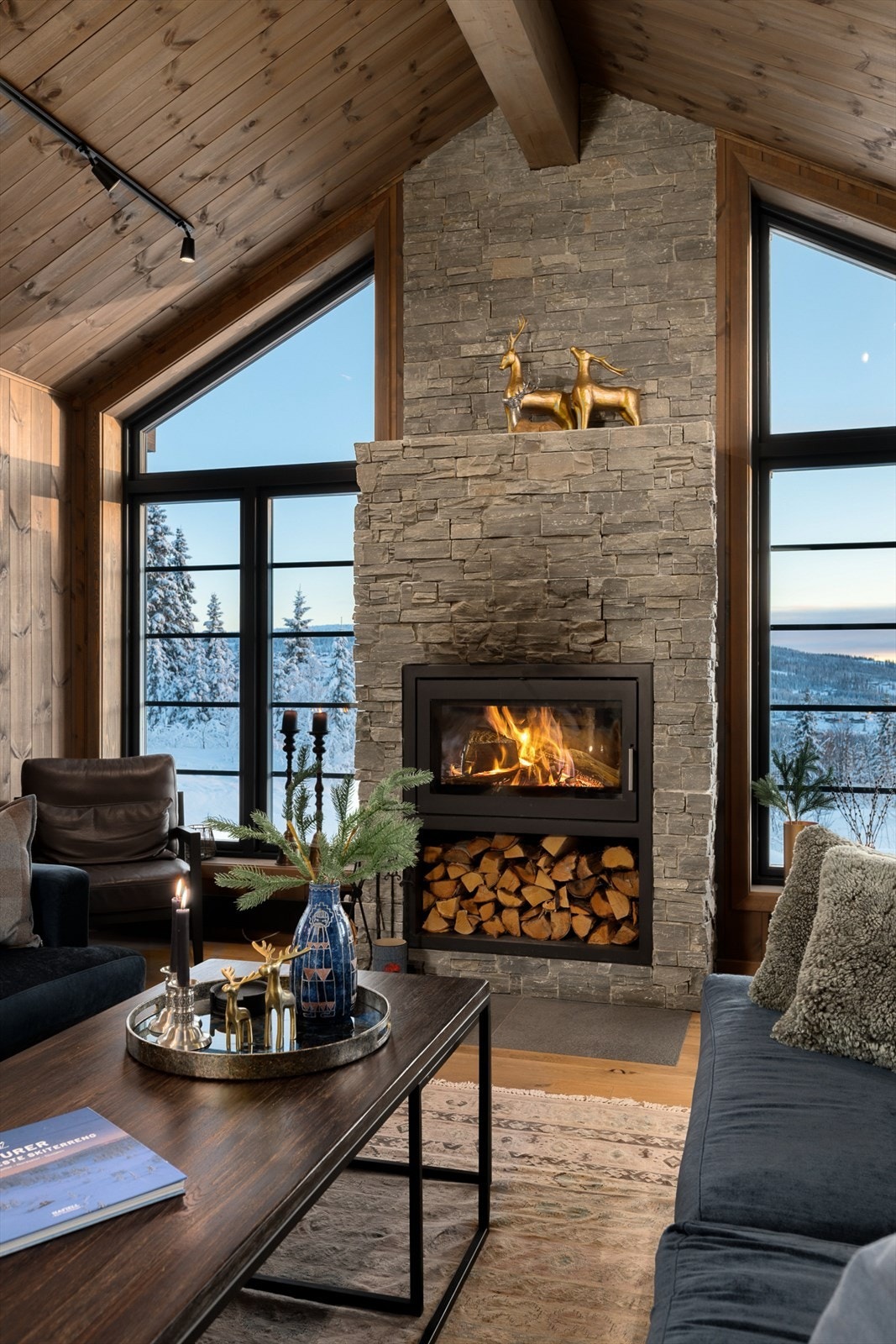 Stuen byr på god takhøyde, nydelig utsikt og hyggelig peisovn som legger til rette for ekte hyttekos på kalde dager. Galleribilde