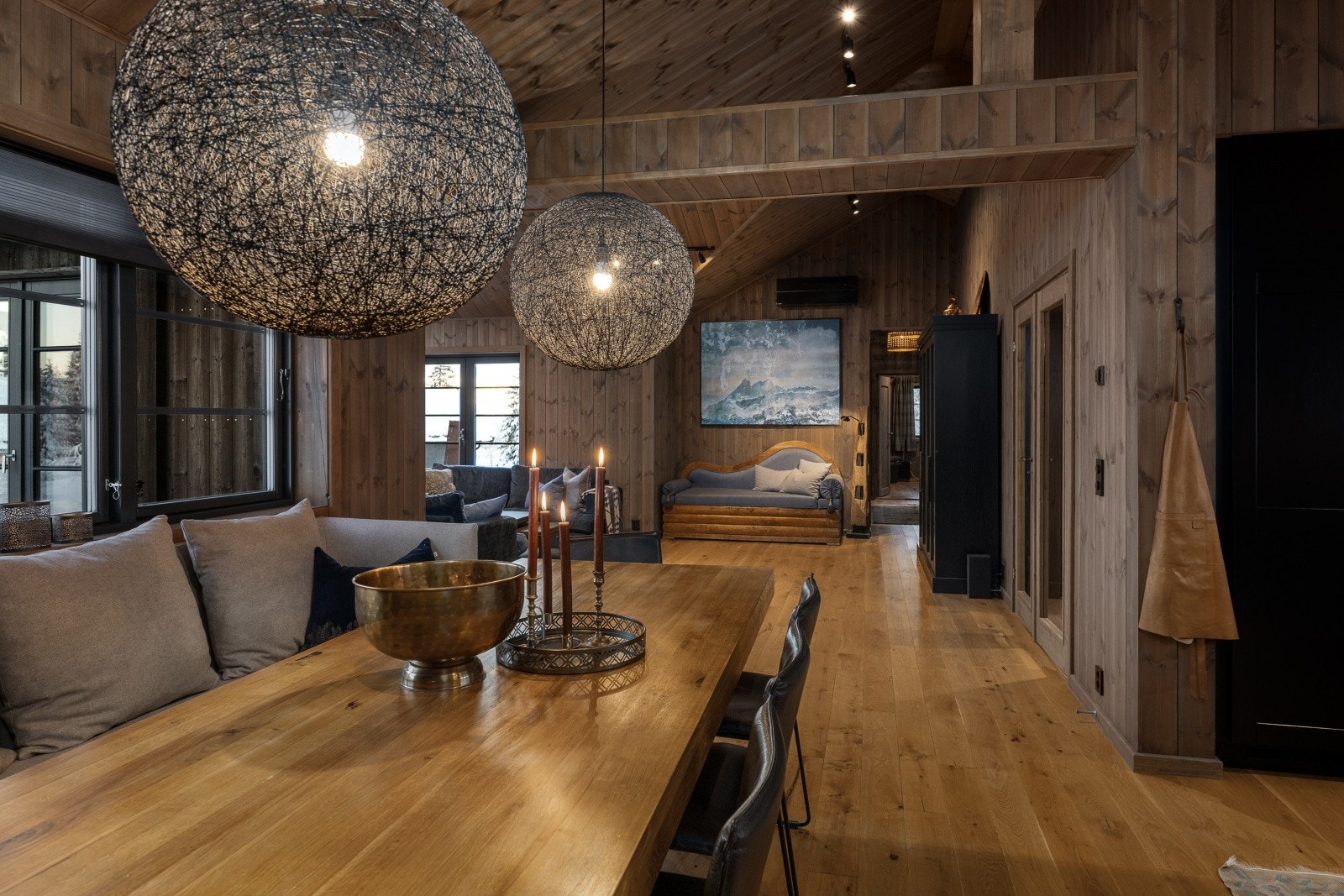 Det ble installert varmepumpe i stua i 2022. Hytta har DEFA-system for styring av varme via app på mobil. Galleribilde