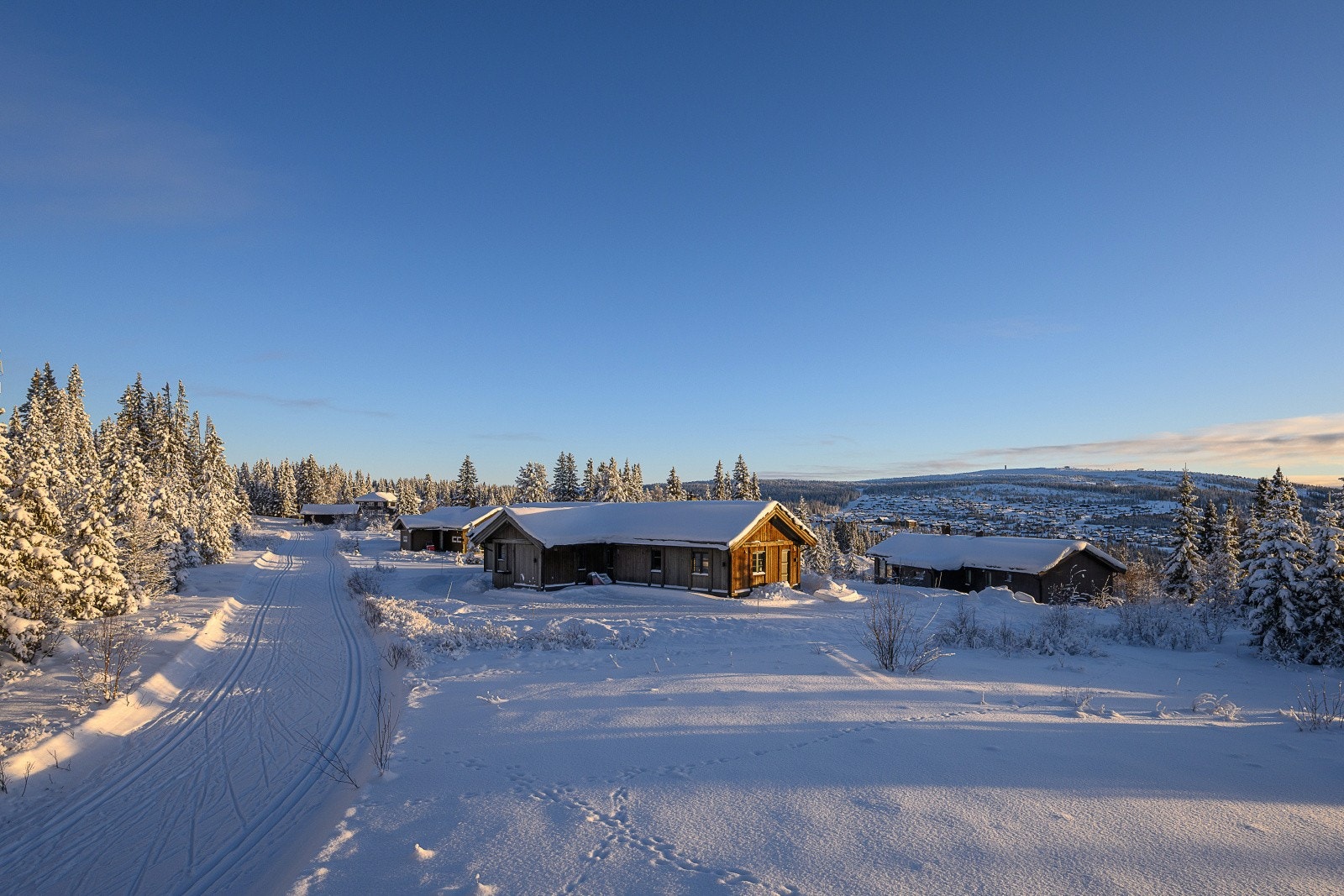 Fra denne eiendommen har man langrennsløypa rett bak hytta - nærmere langrennsløypa kommer man ikke! Galleribilde